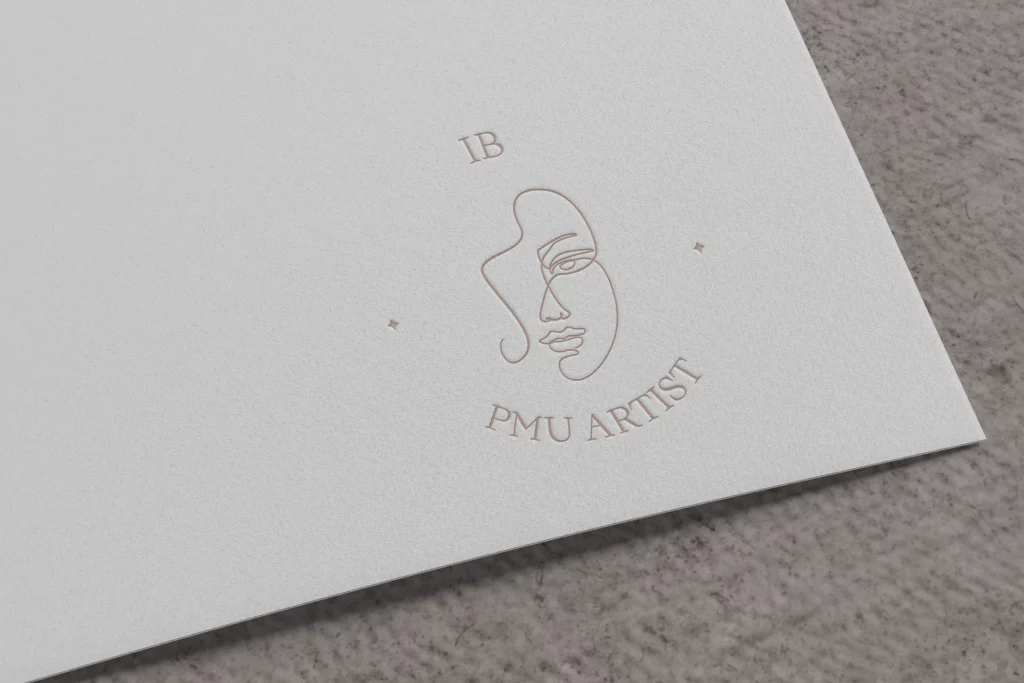 Eine Papkarte mit dem Logo von IB PMU Artist drauf