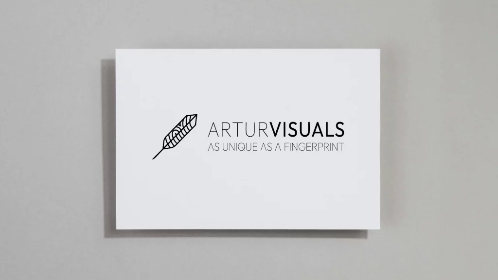 Visitenkarte auf Tisch mit dem Artur Visuals Logo.