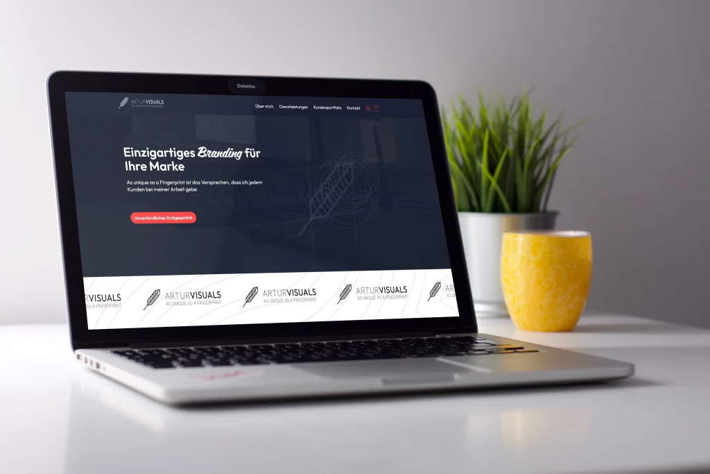 MacBook mit der Webseite und der Corporate Identity von Artur Visuals aufgerufen.
